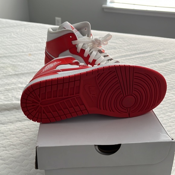 WMNS AIR JORDAN 1 MID - Picture 2 of 4